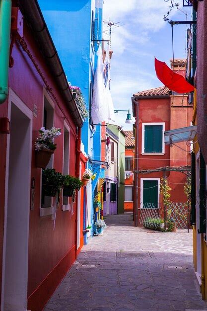 Un callejón estrecho en medio de edificios coloridos en la isla de