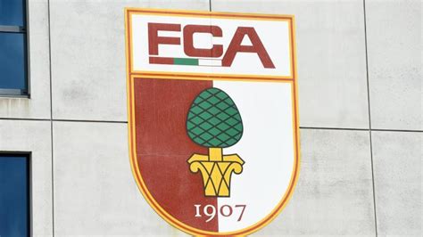 FCA FC Augsburg Muss Wegen Verhalten Der Fans 19 000 Euro Strafe Zahlen