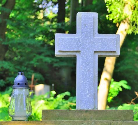 Antigua Estatua En El Cementerio De Lychakiv En Lviv Ucrania Foto Premium