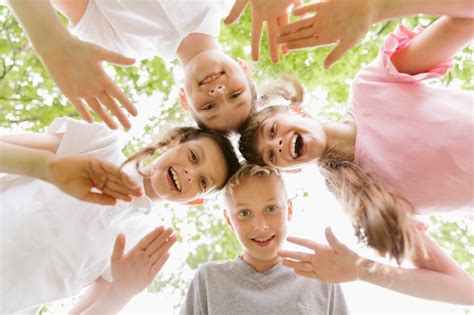 Vue De Dessous Des Enfants En Regardant La Caméra Photo Gratuite