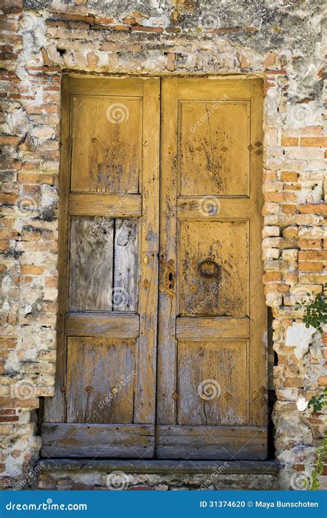 Puertas Viejas En Una Pared Vieja Foto De Archivo Imagen De Coloreado