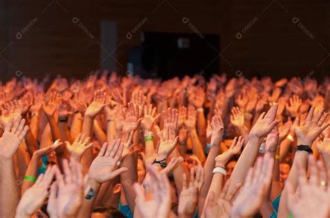 Multidão de pessoas celebrando evento mãos para cima download