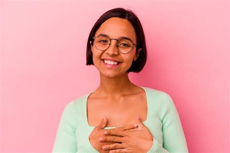 Mujer Joven De Raza Mixta Aislada En La Pared Rosa Tomando Un Juramento