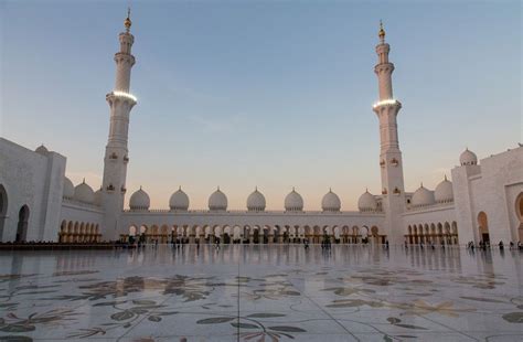 Meisterwerk In Abu Dhabi befindet sich eine der größten Moscheen der