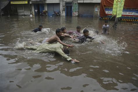 Heavy Rain Triggers Floods In Pakistan S Karachi Killing 6