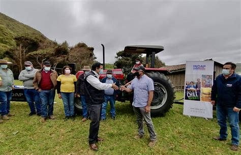 Un Tractor Rastra Y Recursos Productivos Reciben Los Agricultores Del