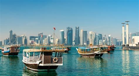 Barcos Tradicionais No Dhow Harbour Em Doha Catar Foto Premium