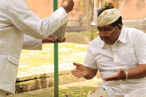 Bupati Suradnyana Pimpin Bhakti Penganyar Pemkab Buleleng Di Pura Luhur