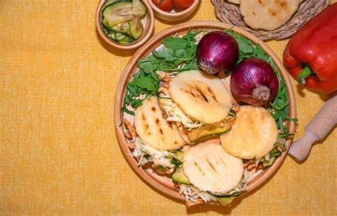 Arepas tradicionales originarias de américa latina masa de maíz rellena sabrosa con fondo