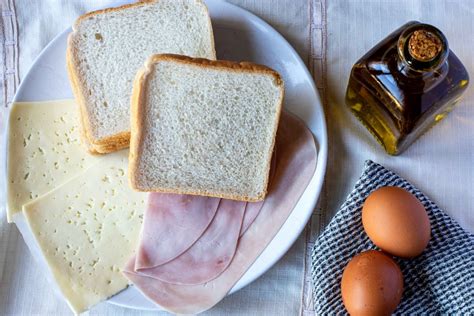 Sándwich de jamón y queso con huevo frito o sándwich mixto con huevo