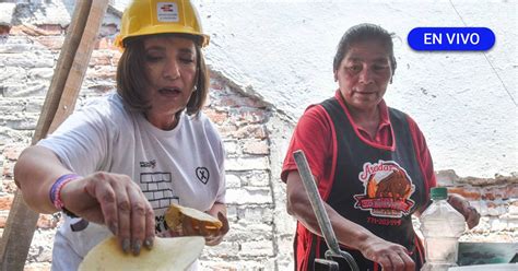 Xóchitl Gálvez hace tortillas para comer con albañiles y anuncia