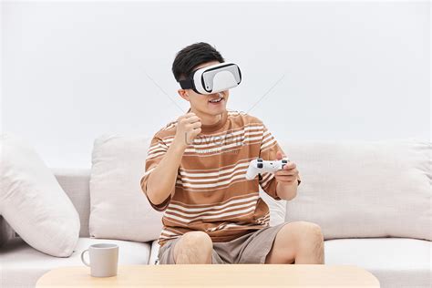 Young Men Playing Games Using Vr Glasses Picture And HD Photos | Free Download On Lovepik