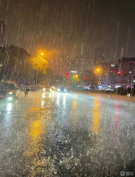 暴雨季用车技巧 在暴雨的天气下开车一定要做到眼观六路耳听八方，特别是路上的行 英朗社区 易车社区