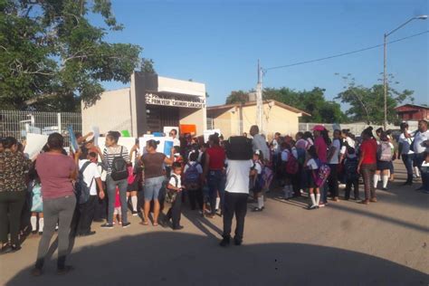 Padres De Familia Mantienen Tomada Escuela En Cristo Rey En Escuinapa