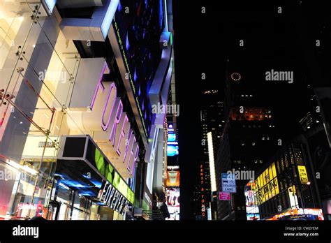 Nacht Neon Farben Schrägansicht Richtung 1 Times Square Glas Fassade