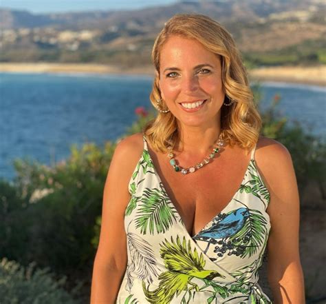 A Place In The Sun S Jasmine Harman Turns Pinup Girl In Plunging