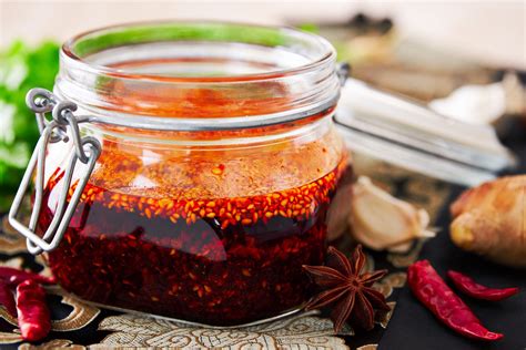 How to Make Chili Oil Recipe (辣椒油 - là jiāo yóu) - Crispy Garlic Chili Oil