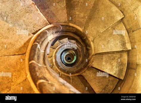 Escalera interior de caracol de la Torre de la Pasión Basílica de la