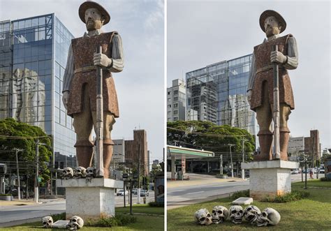 Cr Nios S O Colocados Ao Lado De Monumentos De Bandeirantes Para