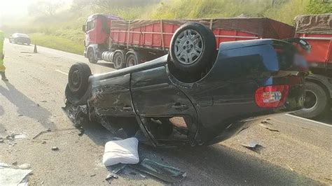 Acidente entre caminhão ônibus e carro deixa feridos na Via Dutra no