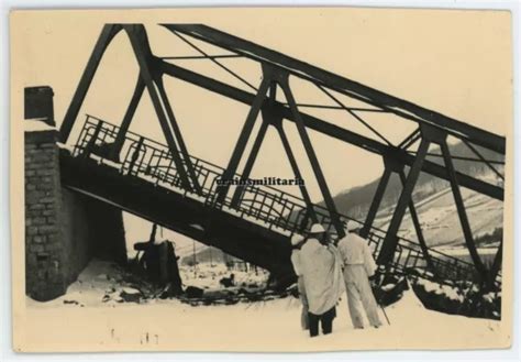 ORIG FOTO SOLDATEN mit Schneehemd bei gesprengte Brücke am Westwall