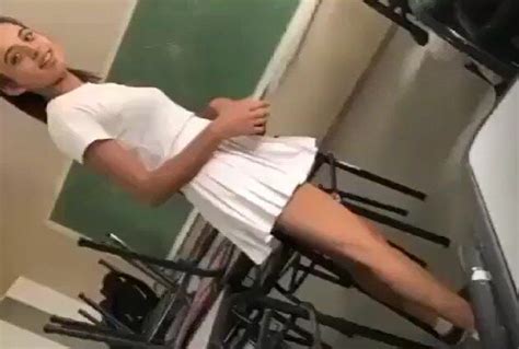 Novinha Mostrando A Calcinha Na Escola Kabine Das Novinhas 179568 Hot