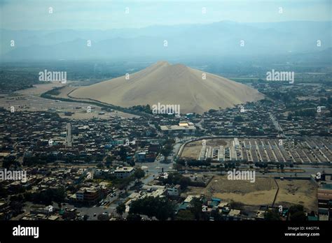 Cerro Saraja Gigante Duna De Arena En El Oriente De La Ciudad De Ica