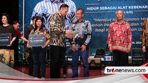 Ahy Menteri Atrbpn Serahkan Sertifikat Sejumlah Gereja Di Surabaya