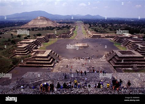 Plaza De La Luna La Avenida De Los Muertos Y La Pirámide Del Sol De Teotihuacán México