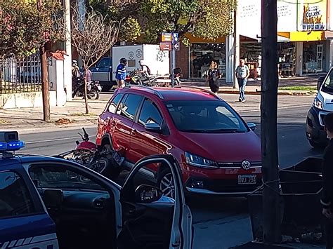 Una motociclista herida tras haber chocado en la Avenida Cárcano El