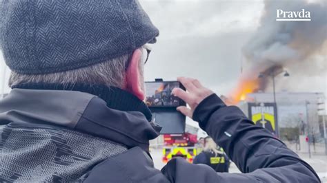 Historickú budovu burzy Børsen v Kodani zachvátil požiar jej veža sa