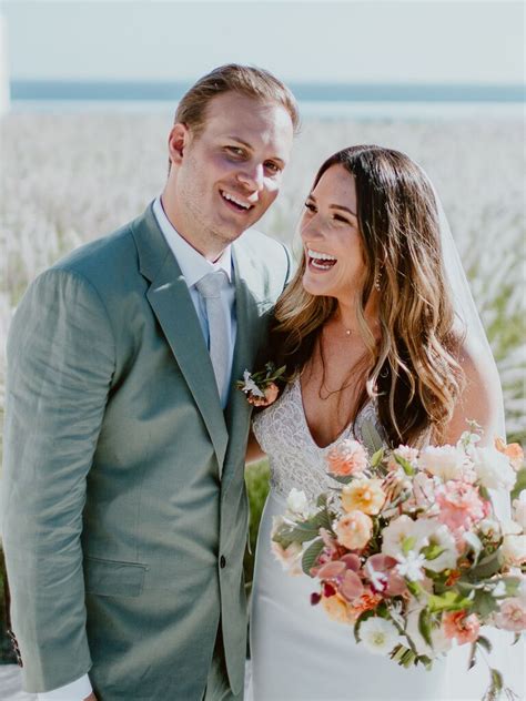 28 Beach Wedding Hairstyles For A Weatherproof Look