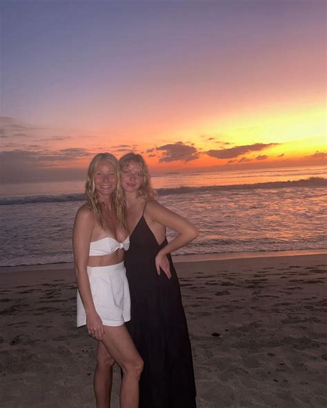 Gwyneth Paltrow Poses For Beach Photo With Look Alike Daughter Apple