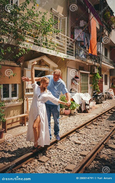 El Mundo Es Un Patio De Recreo Para Los Enamorados Una Pareja Feliz