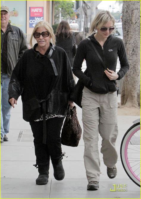 Renee Zellweger Quality Time With Brad S Mom Photo Renee