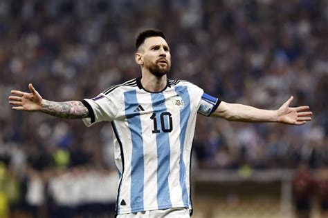 Maracan Convida Messi A Colocar Os P S Na Cal Ada Da Fama