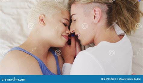 Feliz Pareja Diversa De Mujeres Abraz Ndose Y Acost Ndose En La Cama