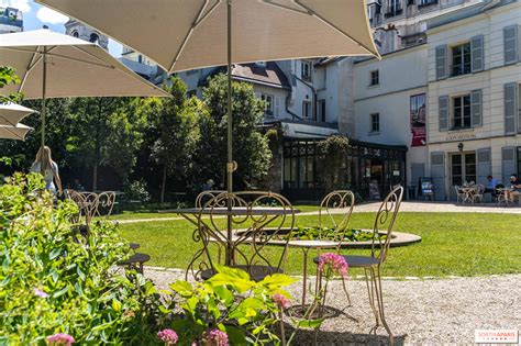 Le Caf Renoir La Superbe Terrasse Cach E Du Mus E De Montmartre