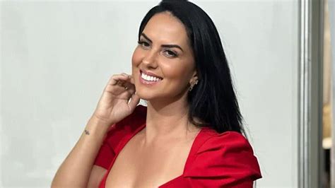 Graciele Lacerda Aposta Em Vestido Vermelho Decot O Zez Achou