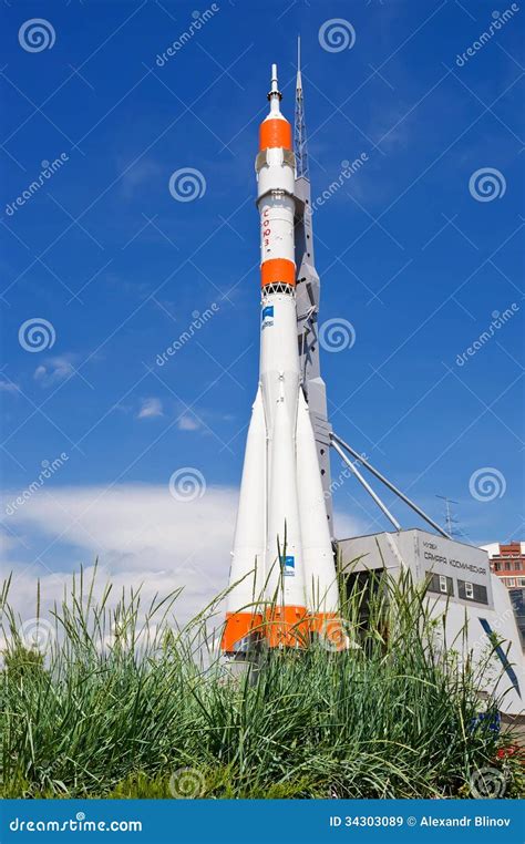 Tipo Real Foguete De Soyuz Como O Monumento Imagem De Stock Editorial