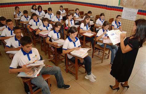 COLÉGIO MUNICIPAL CRISTO REDENTOR SALA DE AULA ONTEM E HOJE