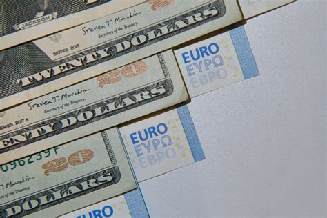 L euro tombe à la parité face au dollar son cours le plus bas depuis