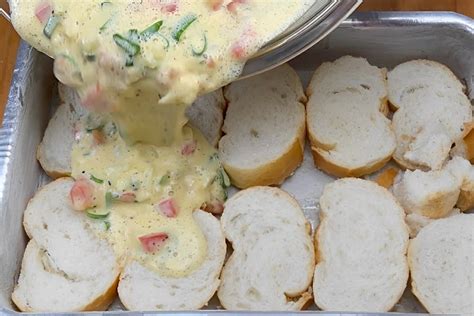 Não jogue pão velho fora prepare esse lanche de assadeira pão