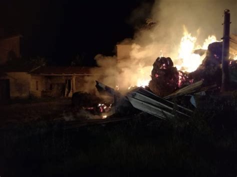 Contrada Olivola In Fiamme Capannone Agricolo E Balle Di Fieno Foto