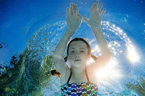 El Ni O Nada Bajo El Agua En La Piscina Zambullidas Activas Felices De