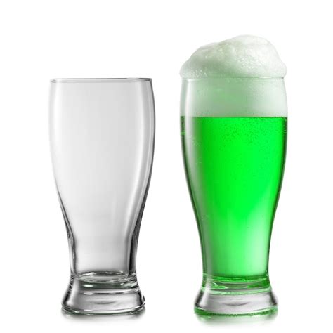Composición De Dos Vasos Vacíos Y Llenos De Bebida De Cerveza Verde