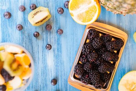 Vista Superior De Una Taza Llena De Deliciosas Frutas Sobre Un