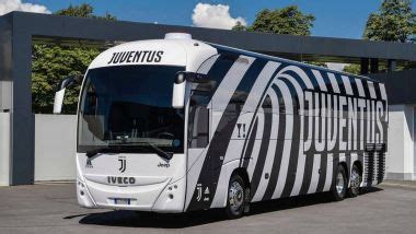 Juventus Pullman Bianconero Di CR7 Vestito Da Garage Italia Customs