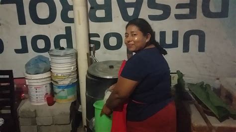 LAS HERMANAS APOLINAR HACIENDO TAMALES PARA CELEBRAR EL DIA DE MUERTOS