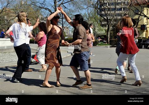 Personas bailando salsa fotografías e imágenes de alta resolución - Alamy